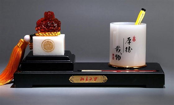 尊行者礼品定制工厂_学校纪念礼品工艺礼品定制