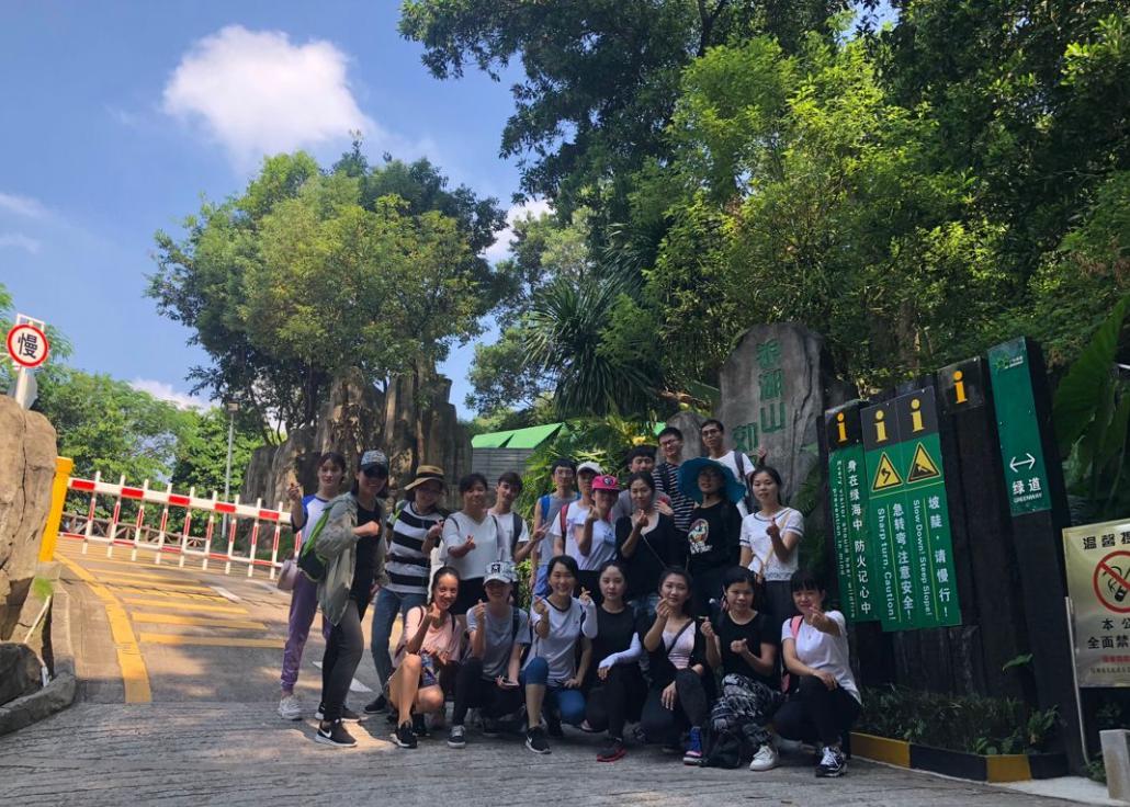MIDU小伙伴们进公园前的合照