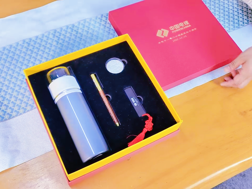 电建企业30周年庆典专属礼品：红色烫金礼盒套装，尊贵纪念之选