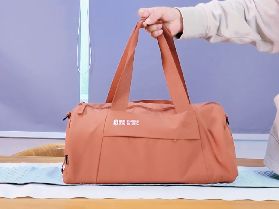 企业员工福利礼品：斜挎包定制套装，实用与品牌元素的完美搭配